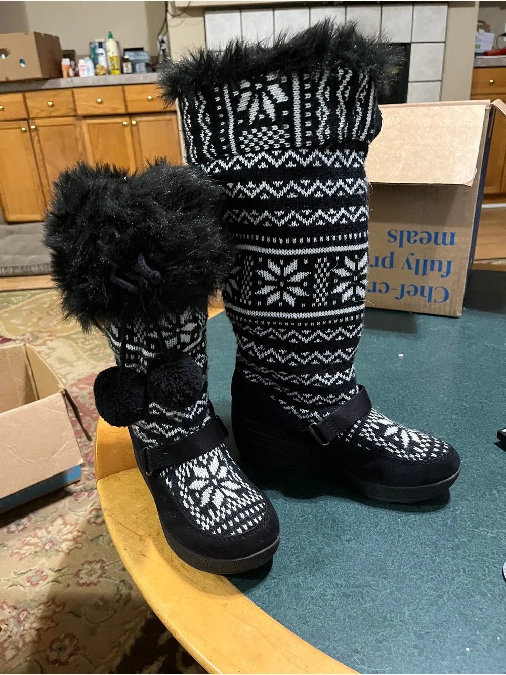 Red Camel Black & White Pom-Pom womens Winter Knit Boots 6